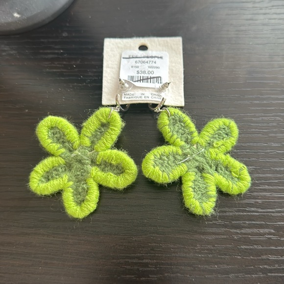 NWT Free People Oversized  Green Flower Crochet Boho Earrings - Picture 4 of 4